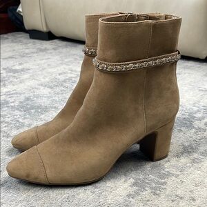 New Anne Klein Aksuri iflex Ankle Boots Heeled Chain Belt Accent Tan Sz 9
